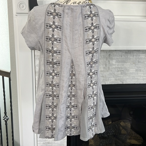Anthropologie Akemi + Kin gray embroidered top women's Size - Picture 3 of 4